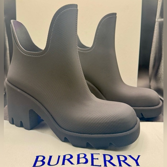 BURBERRY
Black Ankle Rain Boots
Women’s EU 38 - Picture 2 of 8